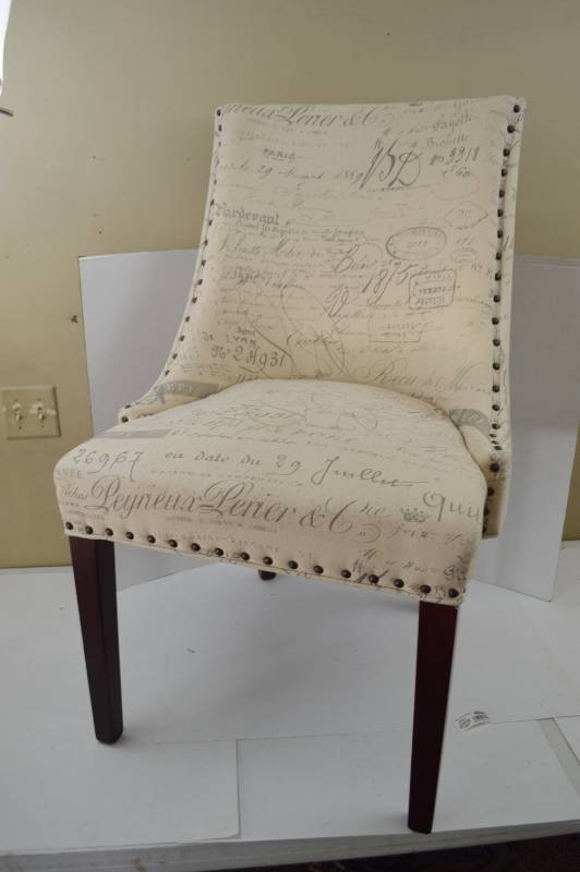 lot 4800 image: Excellent Condition DiningLiving Room Chair 19 T To Seat 37 T To Back and 23 W