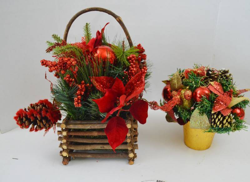 lot 4805 image: Christmas Decor Faux Flower Arrangements (2)
