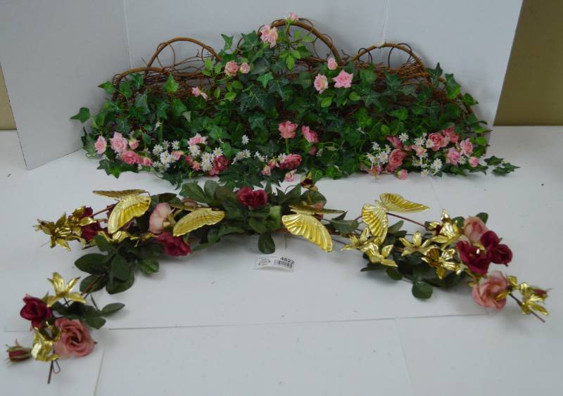 lot 4822 image: 2 Hanging Wall Flower Arrangements