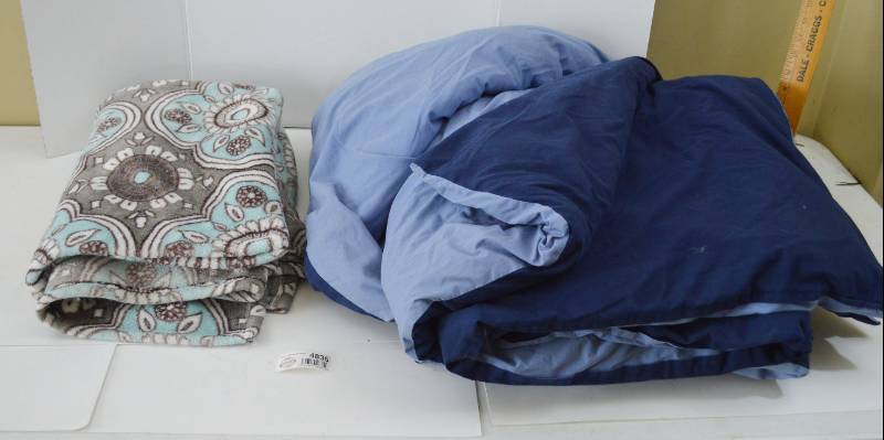 lot 4835 image: Throw Blanket and Reversible Queen() Comforter