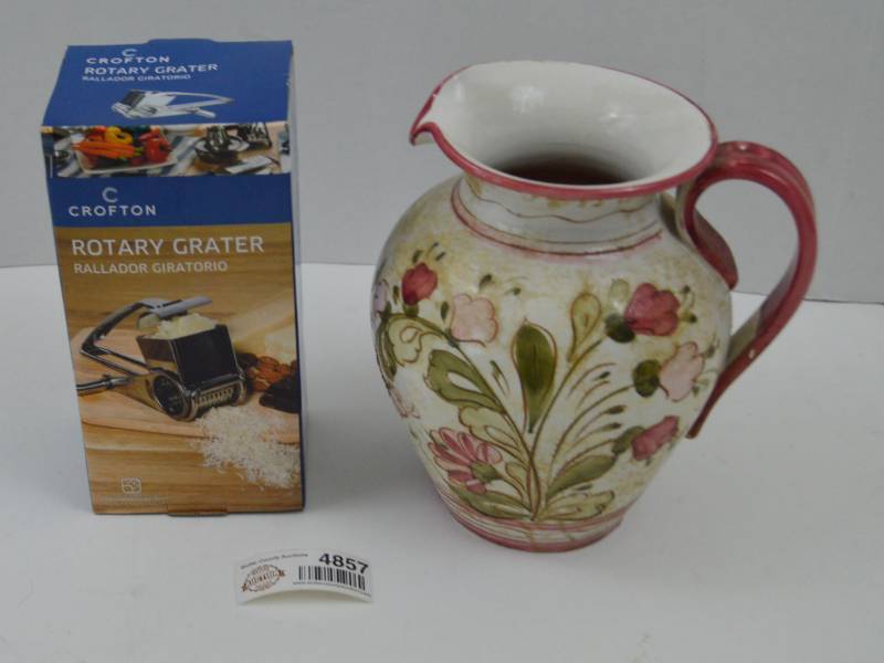 lot 4857 image: Vase and New In Box Cheese Grater