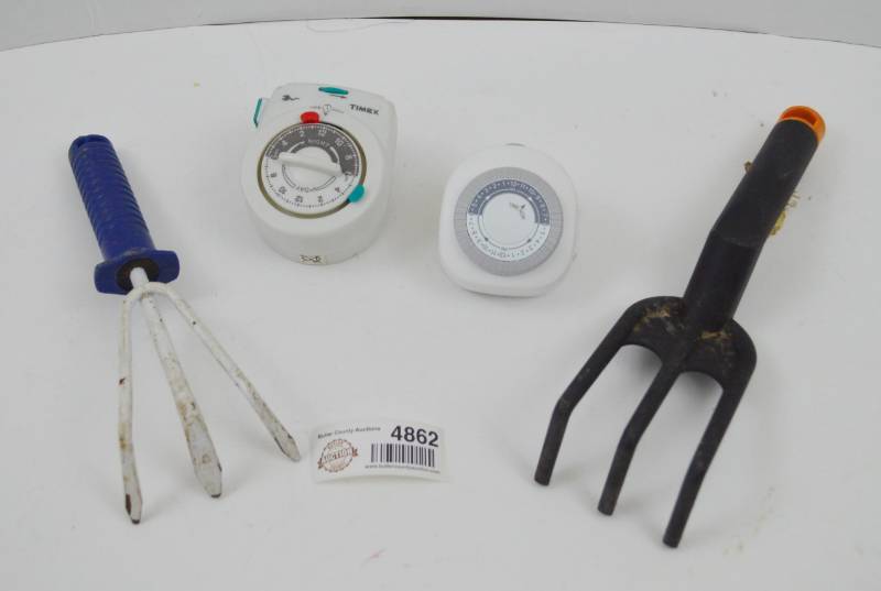 lot 4862 image: 2 Outlet Timers and 2 Garden Tools