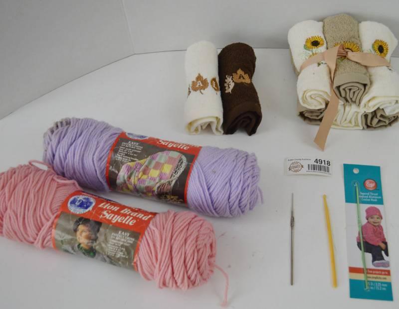 lot 4918 image: Washcloths, Yarn and Knitting Needles