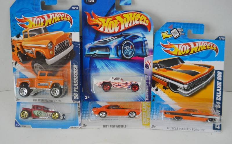 lot 4922 image: Lot Of 5 Hot Wheels New In Box
