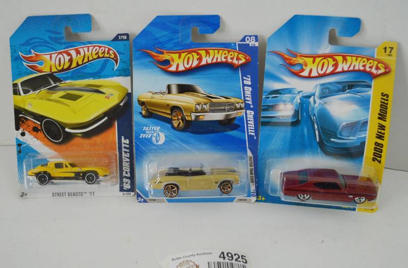 lot 4925 image: Lot of 3 Hot Wheels (63 Corvette, 69 Chevelle, And 70 Chevelle)