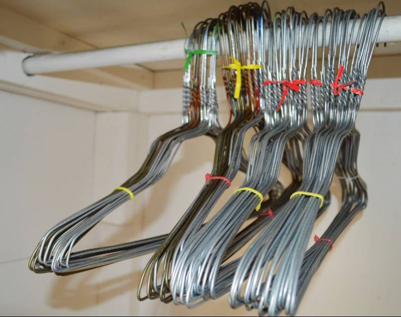 lot 4940 image: 125 Metal Hangers