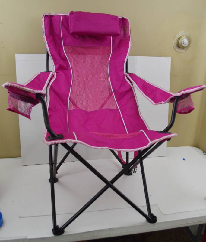 lot 4938 image: Pink Oversized Mesh Folding Chair with Carrying Bag