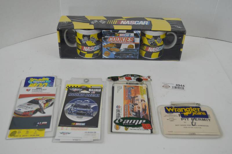 lot 4944 image: Nascar Gift Mug Set and Lot of Ticket Holders