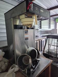 lot 17843 image: Bunn Twin HV Commercial Coffee Brewer - Model ITCB