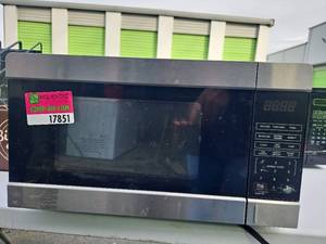 lot 17851 image: Willz Countertop Microwave - Model WLCMW-0902-09