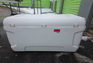 lot 17853 image: Igloo Maxcold 150 Qt Cooler