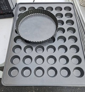lot 17889 image: Commercial MuffinPie Pan Set