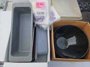 lot 17898 image: Assorted Lot W Melamine Serving Bowls and Loaf Baking Pans