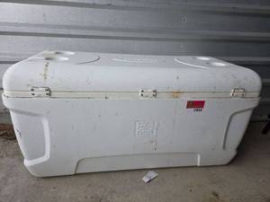 lot 17910 image: Igloo Maxcold 150 Qt Cooler
