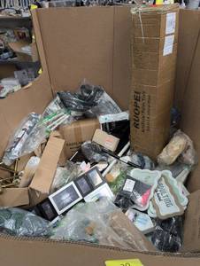 lot 30 image: Wholesale Lot of Mixed Home Textiles and Decor  - Retail $945
