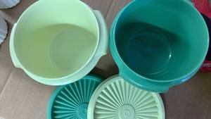 lot 41434 image: Tupperware Small Bowls with Sunburst Lids 600 ml