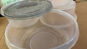 lot 41454 image: Round Plastic Deli Food Storage Containers Set, Only 1 Lid