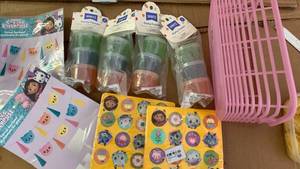 lot 41522 image: Gabbys Dollhouse Tassel Garland Party Decoration