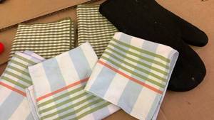 lot 41528 image: Hearth & Hand Kitchen Towel Set