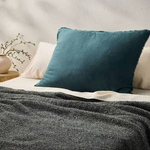 lot 41540 image: Casaluna Hand-Knit Bed Throw