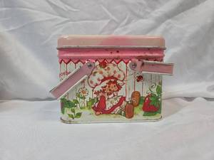 lot 800 image: Strawberry Shortcake Metal Lunch Box