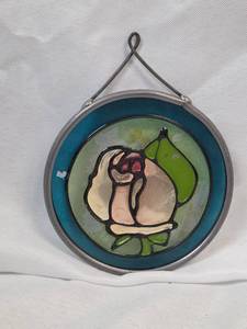 lot 809 image: Round Stained Glass Suncatcher Flower Decor