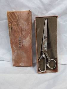 lot 813 image: German Gingher Professional Hair Cutting Scissors with Original Box PINKING SHEERS