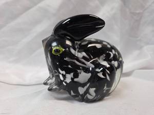 lot 825 image: Hand Blown Glass Rabbit Figurine