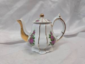 lot 826 image: Miniature Porcelain Teapot with Pink Roses