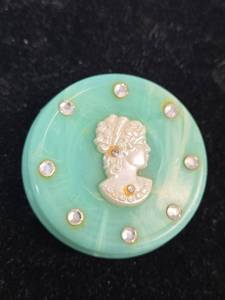 lot 833 image: Vintage Collapsible Cup Pill Box