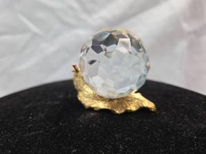 lot 844 image: Crystal snail Figurine with Gold Base