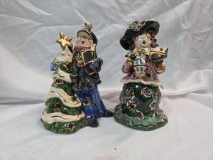 lot 858 image: Decorative Holiday Caroler Figurines