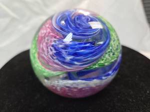 lot 863 image: Handcrafted Art Glass Paperweight