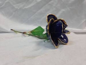 lot 868 image: Gold Trimmed Porcelain Blue Rose