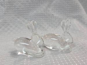 lot 876 image: Clear Glass Rabbit Figurines