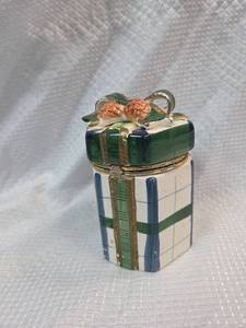 lot 878 image: Decorative Gift Box Trinket Container