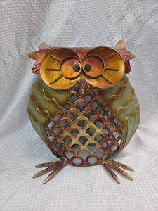 lot 890 image: Metal Owl Garden Decoration