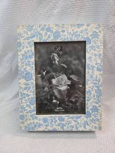 lot 901 image: Blue Floral 5x7 Picture Frame box