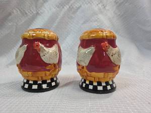 lot 903 image: Country Chicken Salt and Pepper Shaker Set