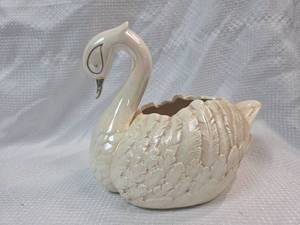 lot 918 image: Iridescent Swan Figurine