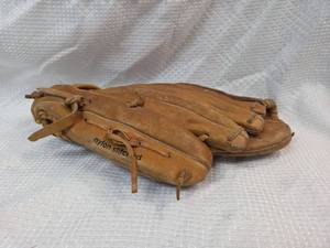 lot 922 image: Professional Model Baseball Glove Pro Pocket