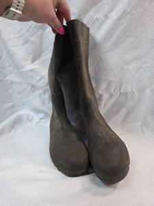 lot 926 image: Black Rubber Rain Boots Size 10