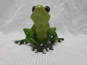 lot 938 image: Green Tree Frog Figurine
