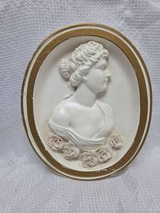 lot 940 image: Classical White Cameo Wall Plaque with Roses