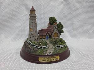 lot 941 image: Thomas Kinkade The Light of Peace Lighthouse Figurine
