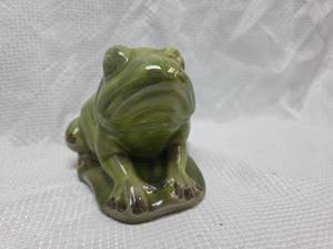 lot 957 image: Green Ceramic Frog Figurine