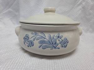 lot 962 image: Pfaltzgraff Yorktowne Individual Casserole Dish with Lid
