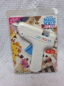lot 968 image: Crafty Magic Melt Mini Low Temp Glue Gun