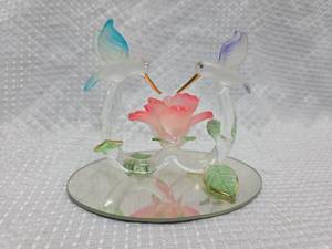 lot 977 image: Glass Hummingbirds with Pink Rose Figurine