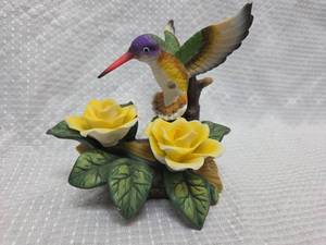lot 978 image: Beta Sigma Phi Hummingbird Figurine
